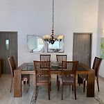 Cozy Apartment Near Airport, Beaches & Old City