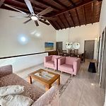Cozy Apartment Near Airport, Beaches & Old City