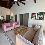 Cozy Apartment Near Airport, Beaches & Old City