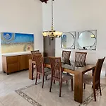 Cozy Apartment Near Airport, Beaches & Old City